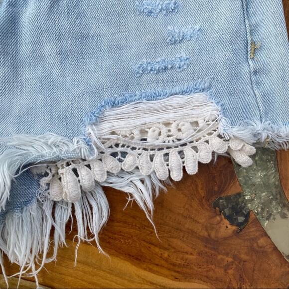 FREE PEOPLE Womens Cut Off Light Wash Crochet Denim Distressed Shorts Size 24 - Picture 6 of 8